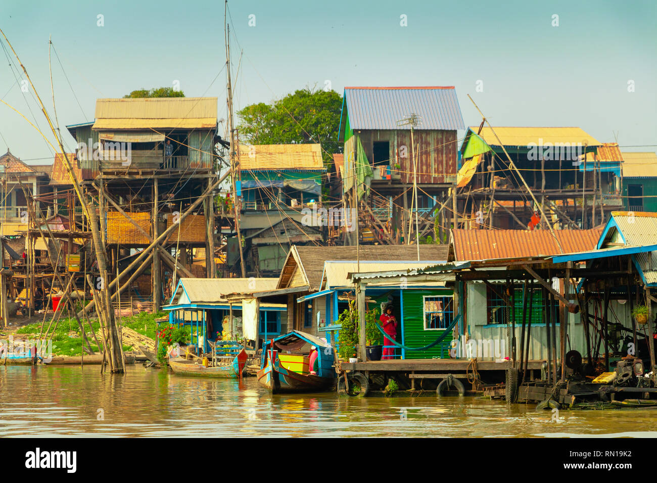Les maisons en bois sur pilotis abritent de nombreuses familles dans le village flottant sur la rivière Tonle Sap, Kampong Chhnang, Delta du Mékong, le Cambodge, l'Asie Banque D'Images