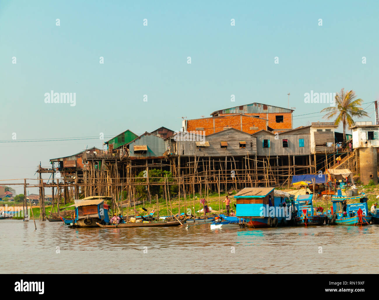 Les maisons en bois sur pilotis abritent de nombreuses familles dans le village flottant sur la rivière Tonle Sap, Kampong Chhnang, Delta du Mékong, le Cambodge, l'Asie Banque D'Images