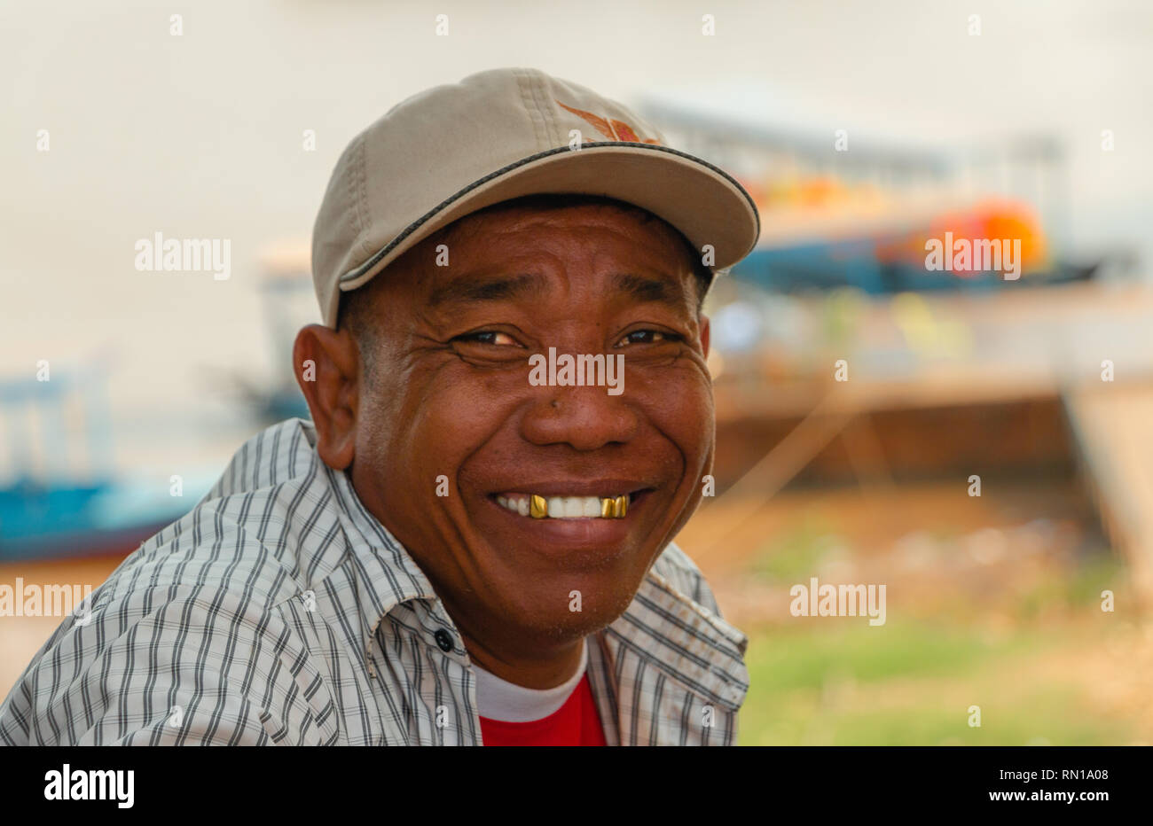 Portrait of a smiling middle aged Cambodianman portant un chapeau, de Kompong Tralach, Cambodge, Asie Banque D'Images