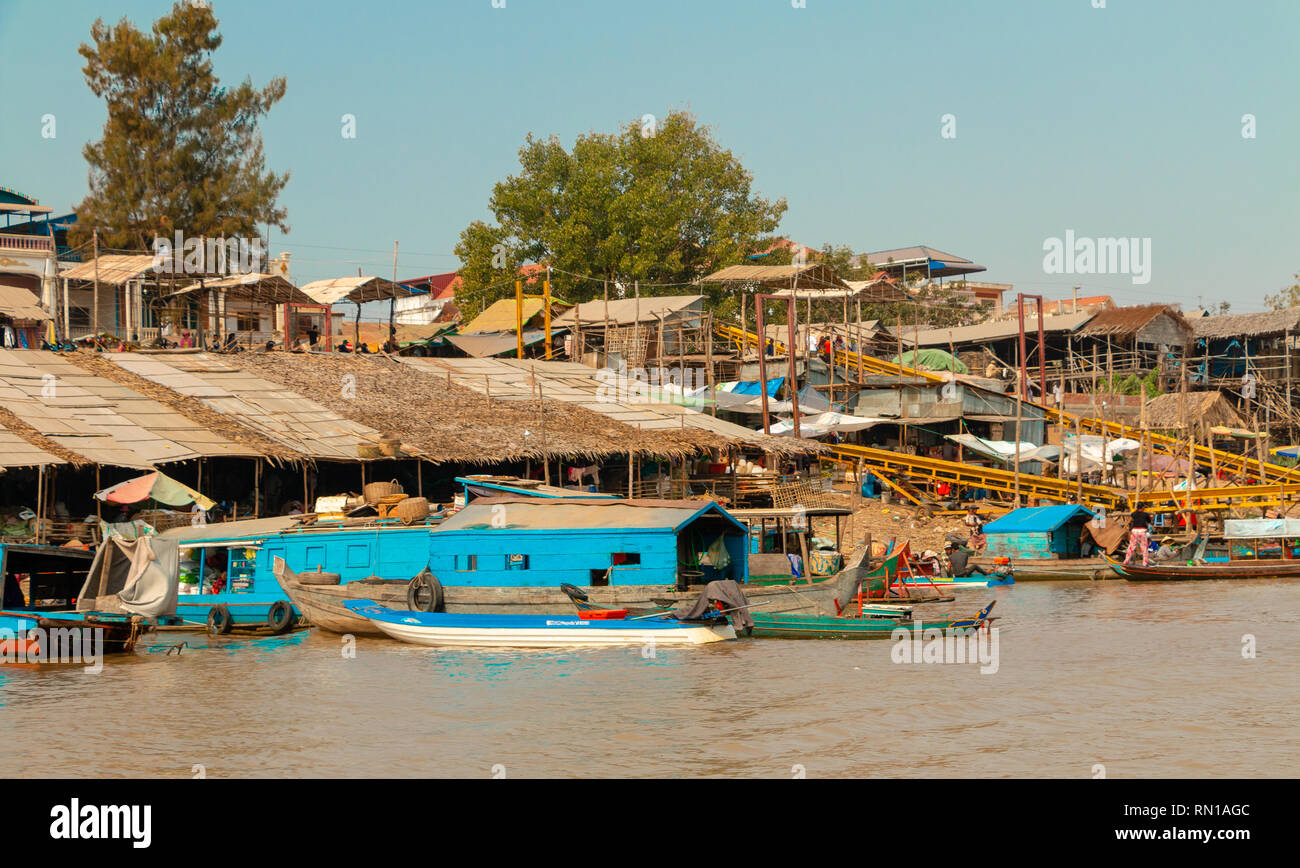 Village flottant sur la rivière Tonle Sap, Kampong Chhnang, Delta du Mékong, le Cambodge, l'Asie Banque D'Images