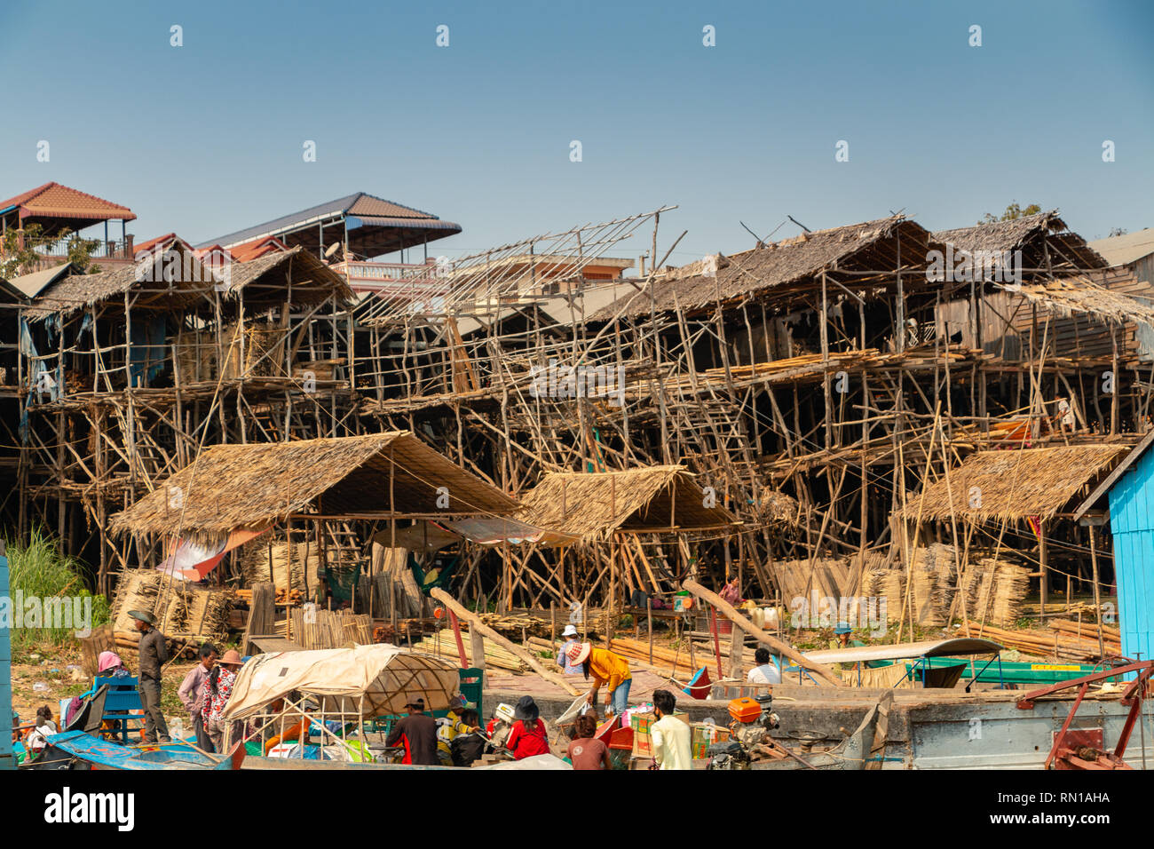 Les maisons en bois sur pilotis abritent de nombreuses familles dans le village flottant sur la rivière Tonle Sap, Kampong Chhnang, Delta du Mékong, le Cambodge, l'Asie Banque D'Images