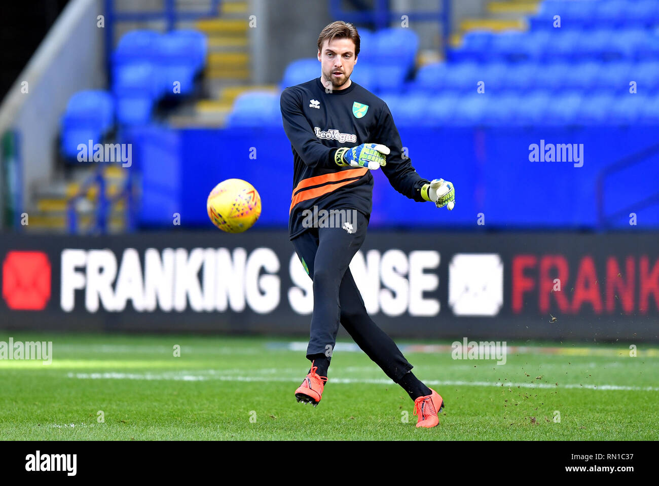Norwich City gardien Tim Krul durant le pré-match réchauffer avant le match de championnat Sky Bet à l'Université de Bolton Stadium. Banque D'Images