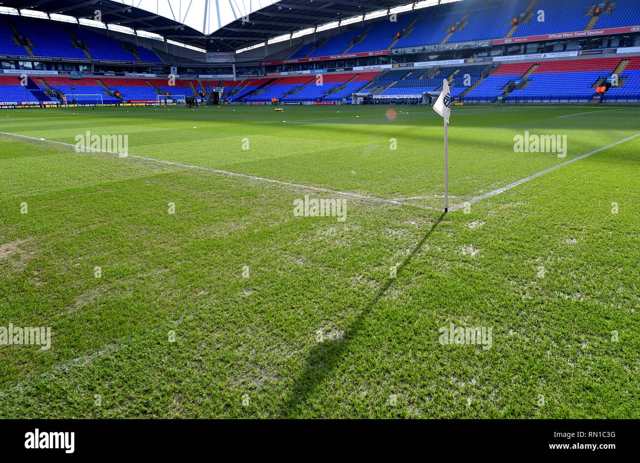 Une vue générale d'un poteau de coin sur le terrain avant le début de la Sky Bet match de championnat à l'Université de Bolton Stadium. Banque D'Images
