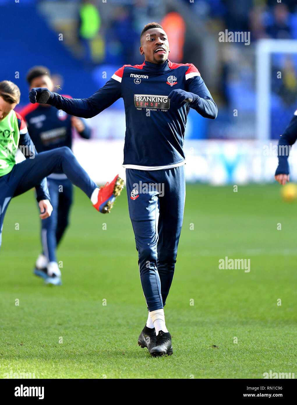 Bolton Wanderers' Sammy Ameobi pendant la période pré-match réchauffer avant le match de championnat Sky Bet à l'Université de Bolton Stadium. Banque D'Images