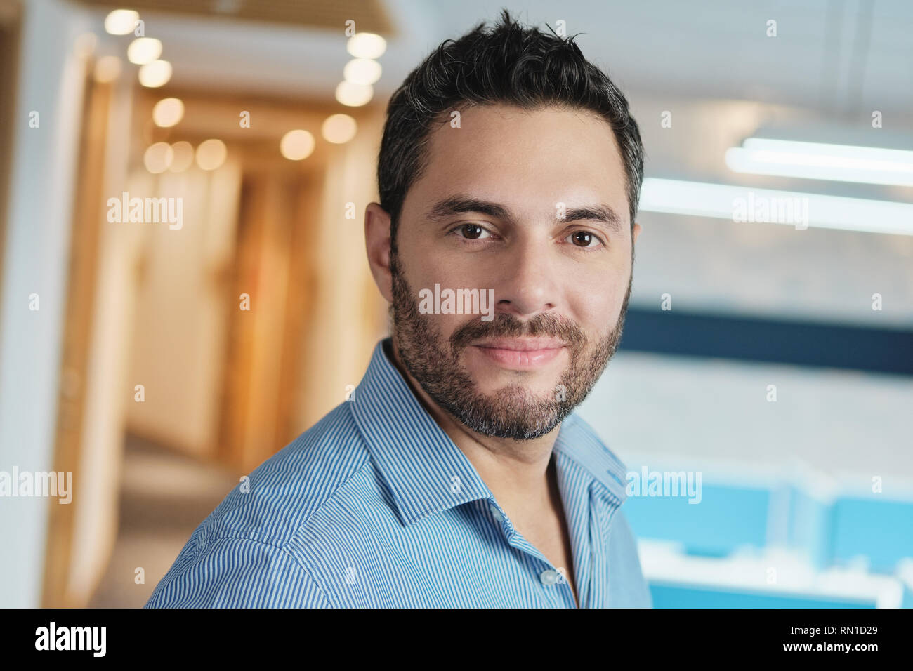 Portrait Of Happy Young Manager Business Man Smiling At Work Banque D'Images