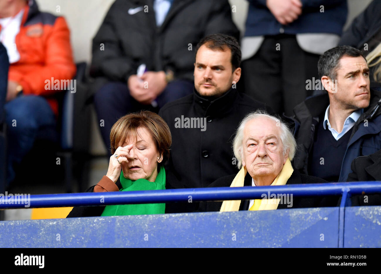 Actionnaire de ville de Norwich Delia Smith (à gauche) et de son mari Michael Wynn-Jones dans les stands lors de la Sky Bet match de championnat à l'Université de Bolton Stadium. Banque D'Images