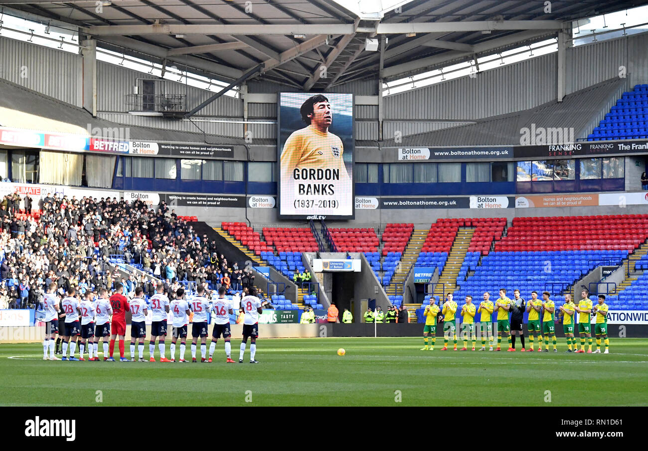 Une vue générale de Bolton Wanderers joueurs et Norwich City joueurs sur le terrain en tant qu'ils prennent part à une minutes applaudissements pour Gordon Banks au cours de la Sky Bet match de championnat à l'Université de Bolton Stadium. Banque D'Images