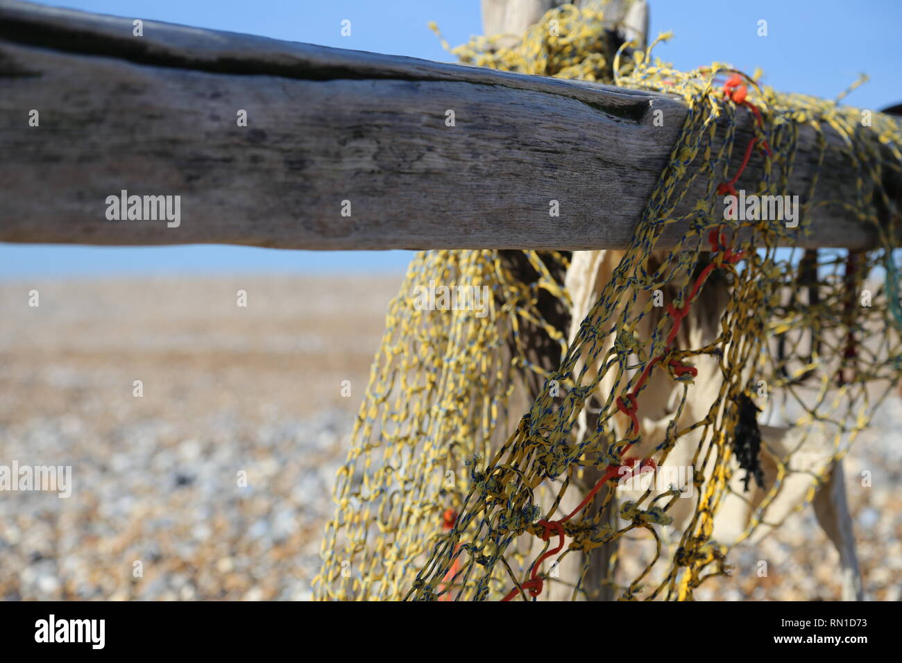 Filet de pêche sur une plage en bois Banque D'Images