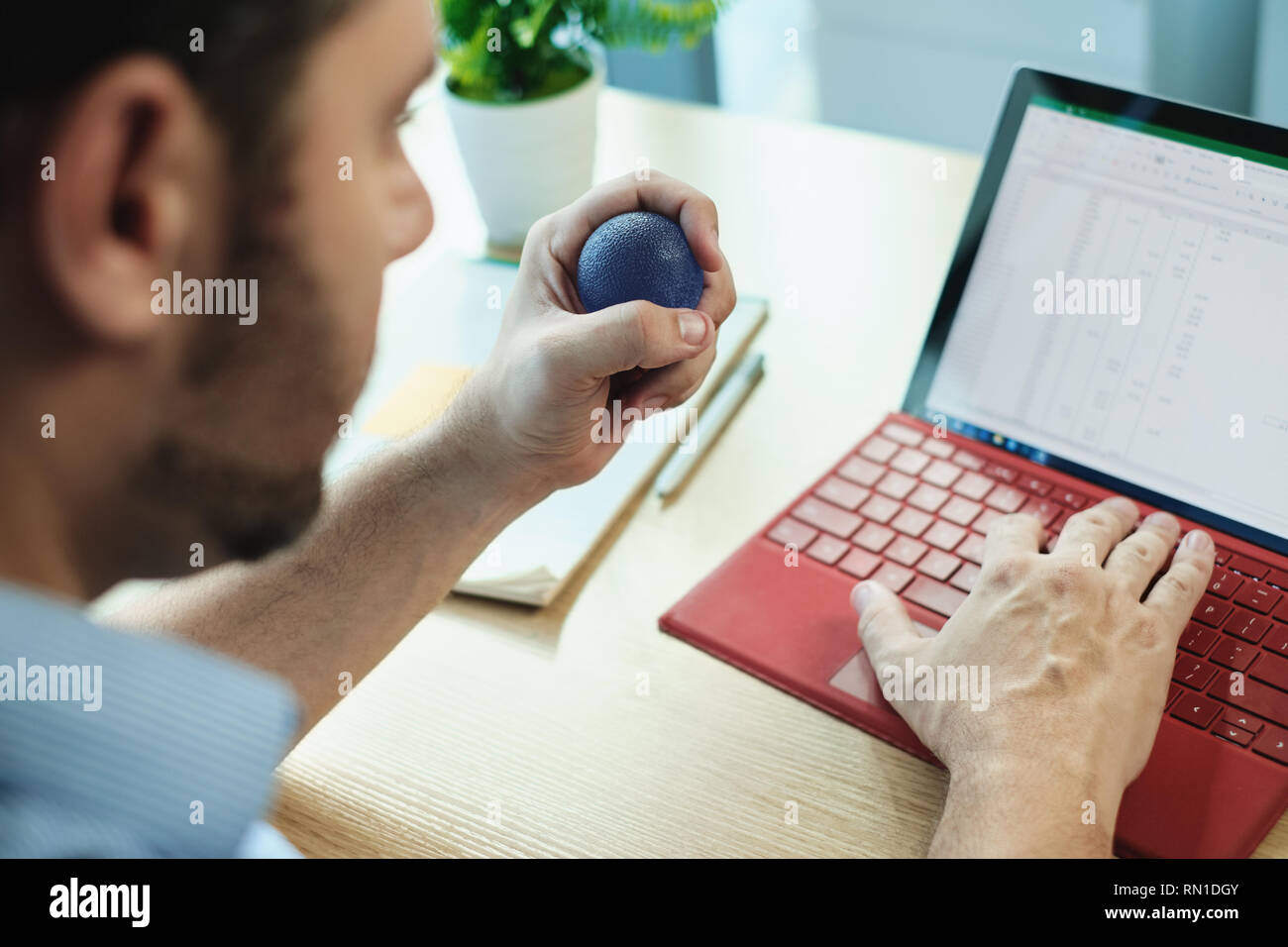L'homme d'affaires adultes sous le stress de la pression dans l'aide de bureau Ordinateur portable Banque D'Images