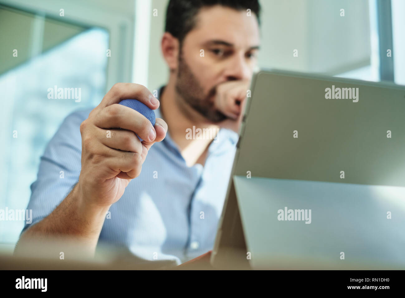 L'homme d'affaires adultes sous le stress de la pression dans l'aide de bureau Ordinateur portable Banque D'Images