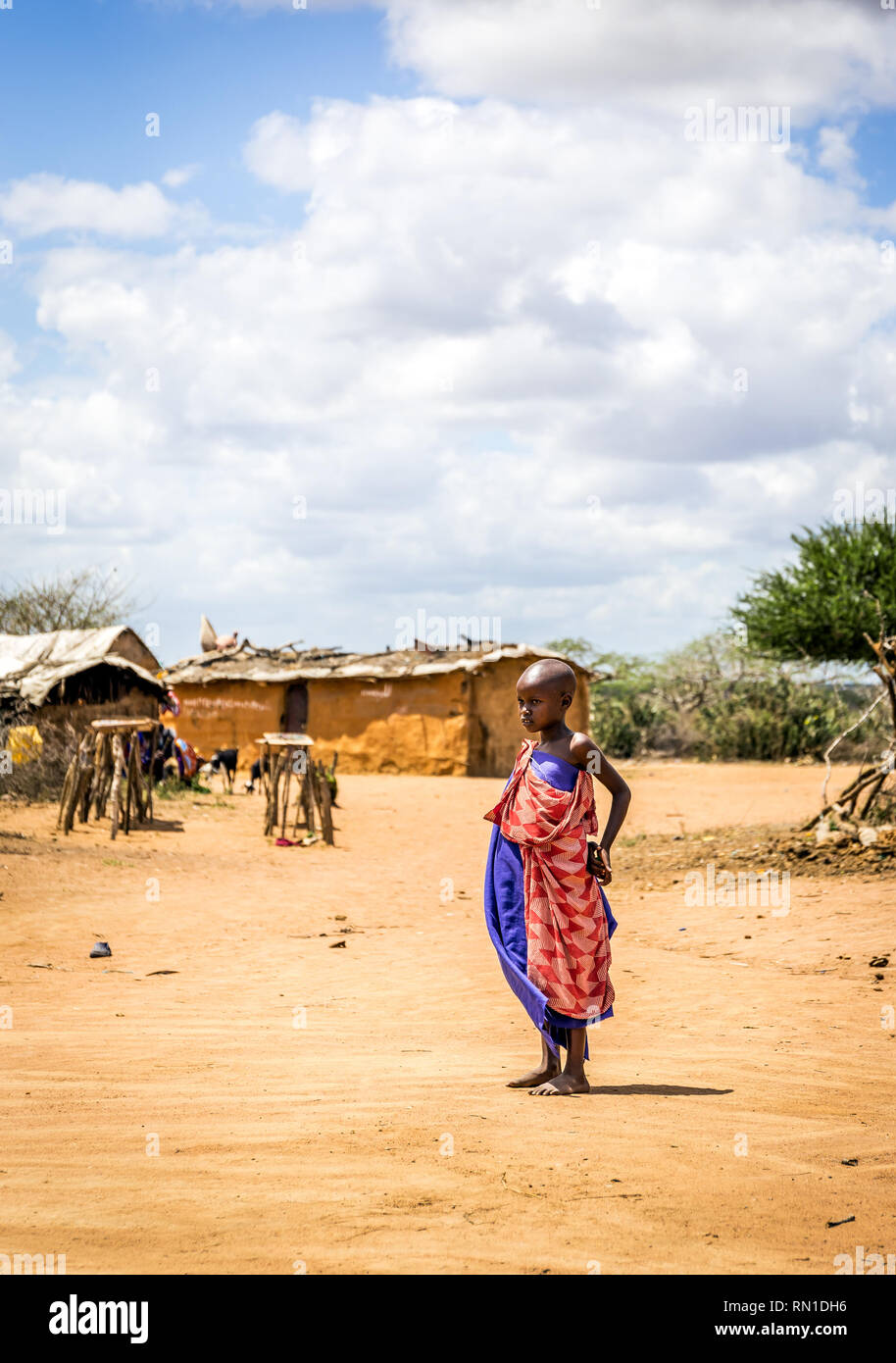 VILLAGE MASAI, KENYA - 11 octobre 2018 : Unindentified enfant africain portant des vêtements traditionnels en tribu Masai, Kenya Banque D'Images