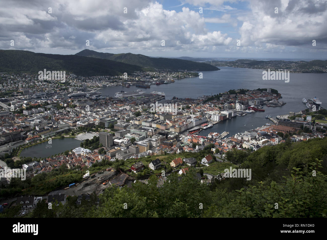 Fløyen est un 400 mètres de haut au-dessus de la montagne ville Norwegion Bergen et son port naturel de Vågen. Banque D'Images