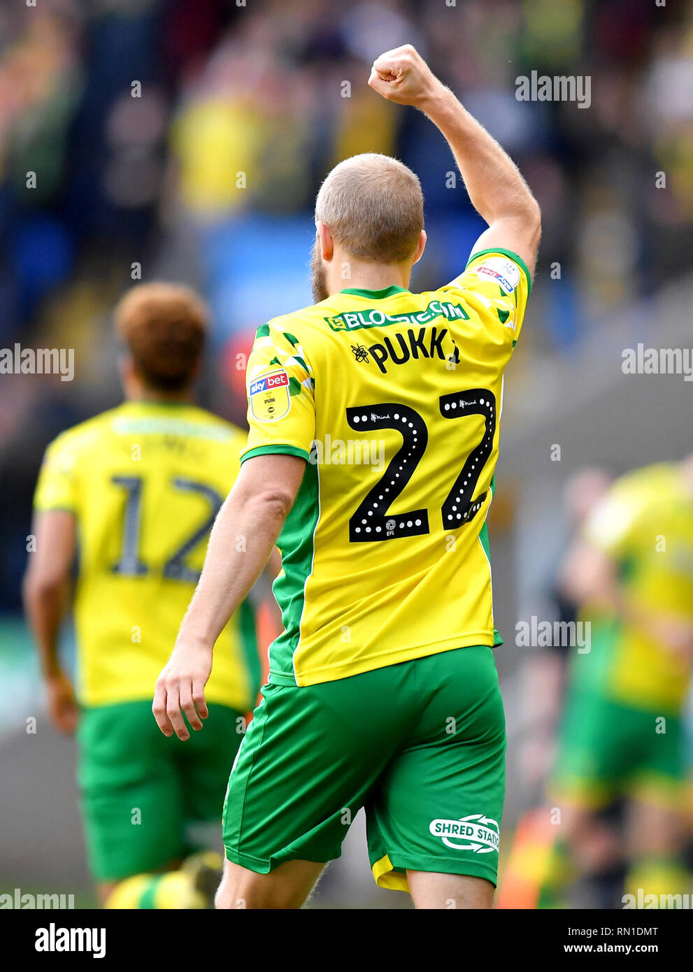 La ville de Norwich Teemu Pukki fête marquant son premier but de côtés du jeu pendant le match de championnat Sky Bet à l'Université de Bolton Stadium. Banque D'Images