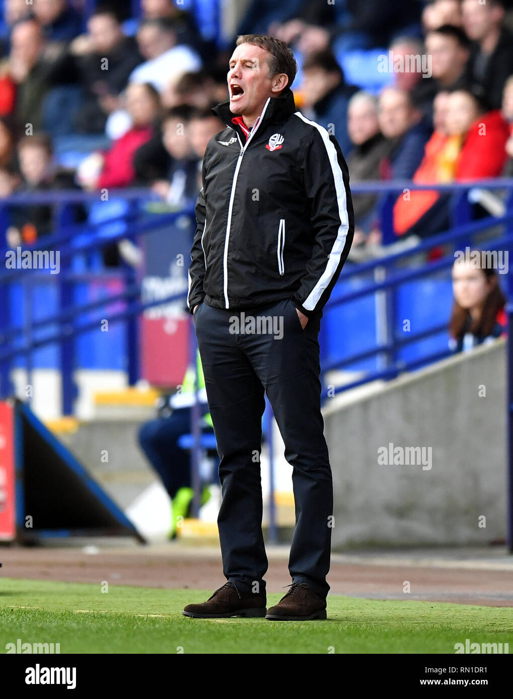 Bolton Wanderers manager Phil cris Parkinson de la ligne de touche pendant le match de championnat Sky Bet à l'Université de Bolton Stadium. Banque D'Images
