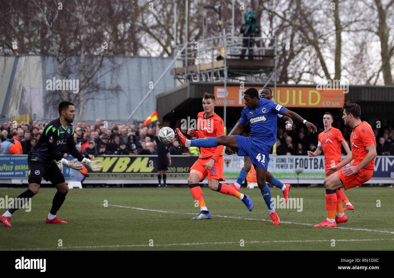 L'AFC Wimbledon's Michael Folivi s'étend sur la balle dans la zone au cours de la FA Cup cinquième ronde match à la Cherry Red Records Stadium, Londres. Banque D'Images