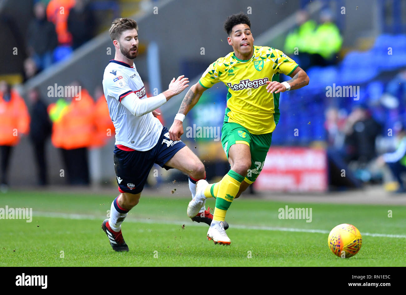 La ville de Norwich Onel Hernandez (à droite) et Bolton Wanderers' Luke Murphy bataille pour le ballon pendant le match de championnat Sky Bet à l'Université de Bolton Stadium. Banque D'Images