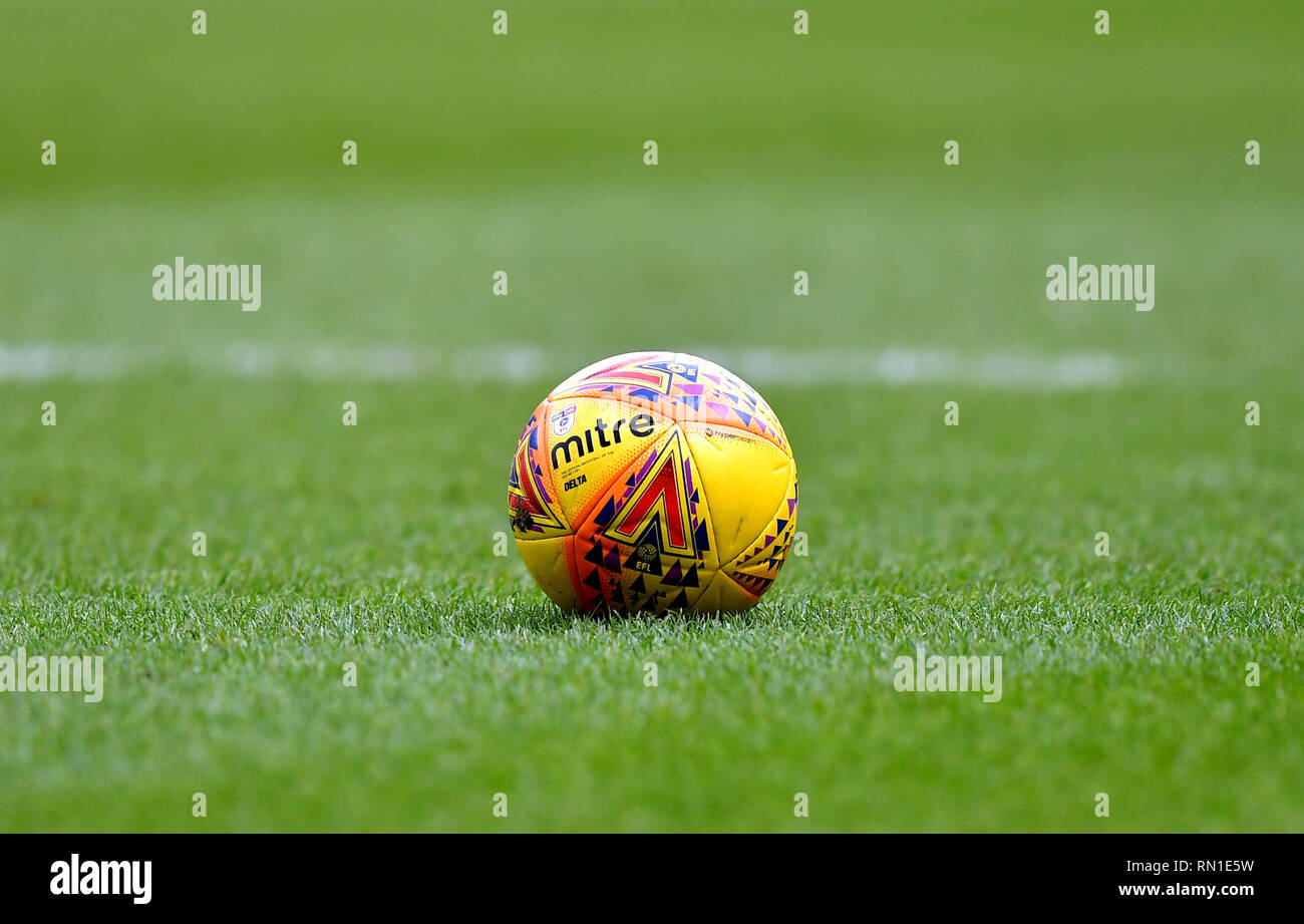 Une vue générale, une mitre ballon de match officiel sur le terrain au cours de la Sky Bet match de championnat à l'Université de Bolton Stadium. Banque D'Images