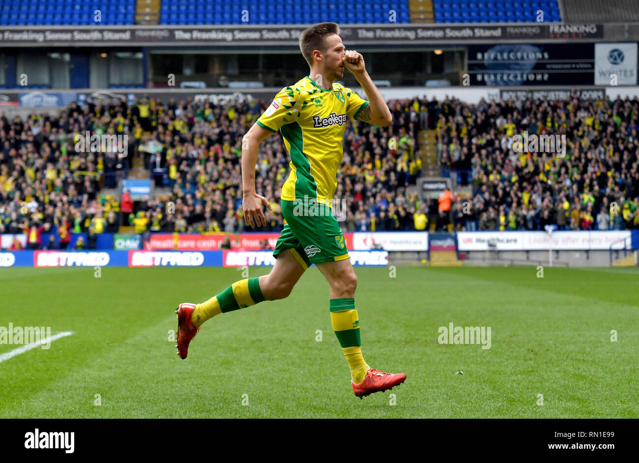 La ville de Norwich Marco Stiepermann célèbre marquant son deuxième but de côtés du jeu pendant le match de championnat Sky Bet à l'Université de Bolton Stadium. Banque D'Images