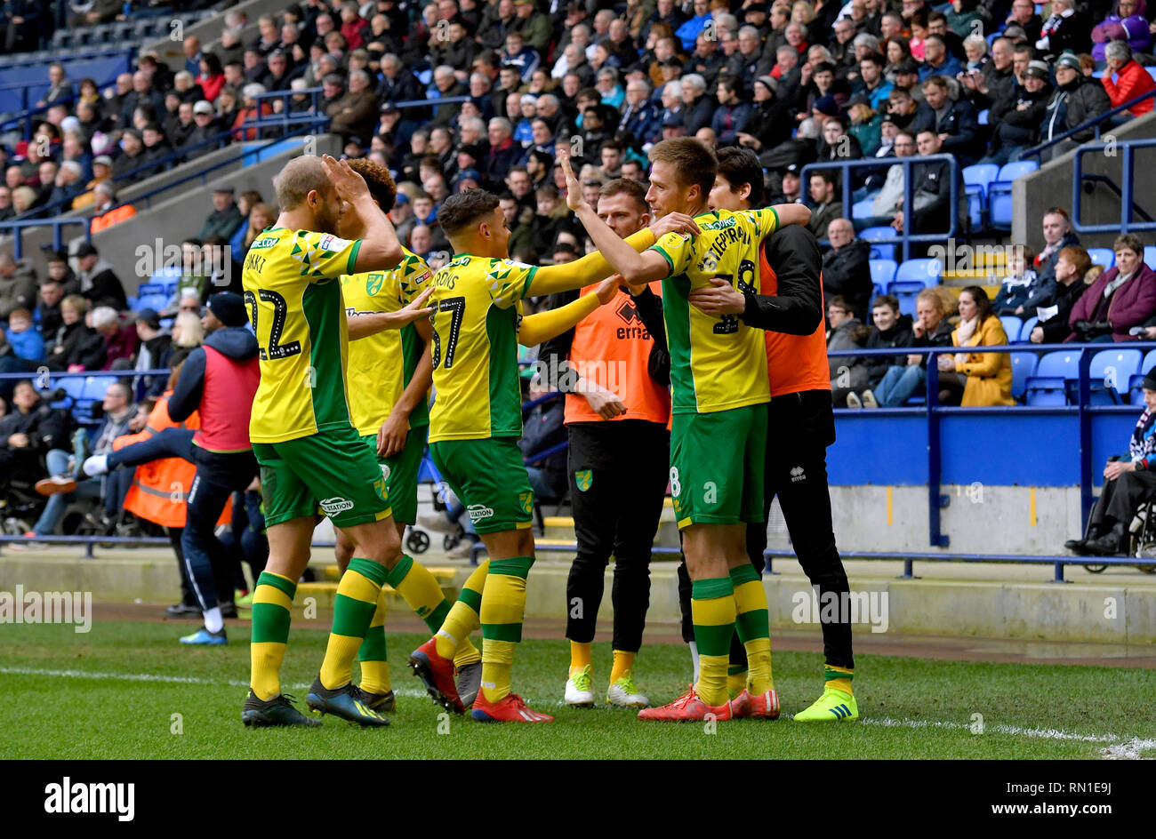 La ville de Norwich Marco Stiepermann (deuxième à droite) célèbre marquant son deuxième but de côtés du jeu avec ses coéquipiers au cours de la Sky Bet match de championnat à l'Université de Bolton Stadium. Banque D'Images