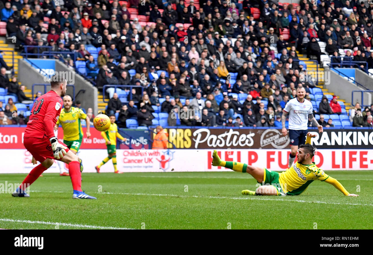 La ville de Norwich ime Buendia marque son troisième but du côté du jeu au cours de la Sky Bet match de championnat à l'Université de Bolton Stadium. Banque D'Images