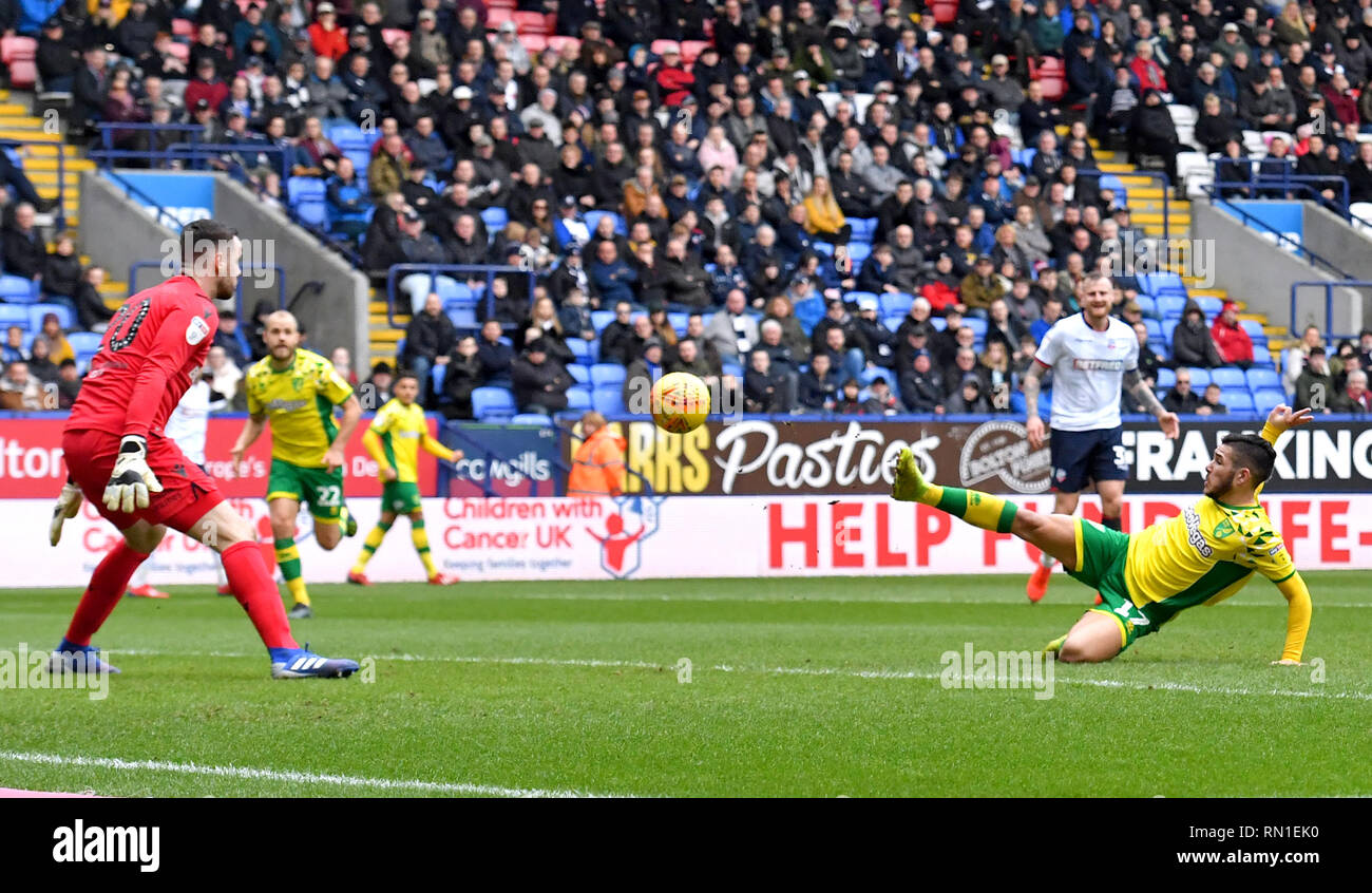 La ville de Norwich ime Buendia marque son troisième but du côté du jeu au cours de la Sky Bet match de championnat à l'Université de Bolton Stadium. Banque D'Images