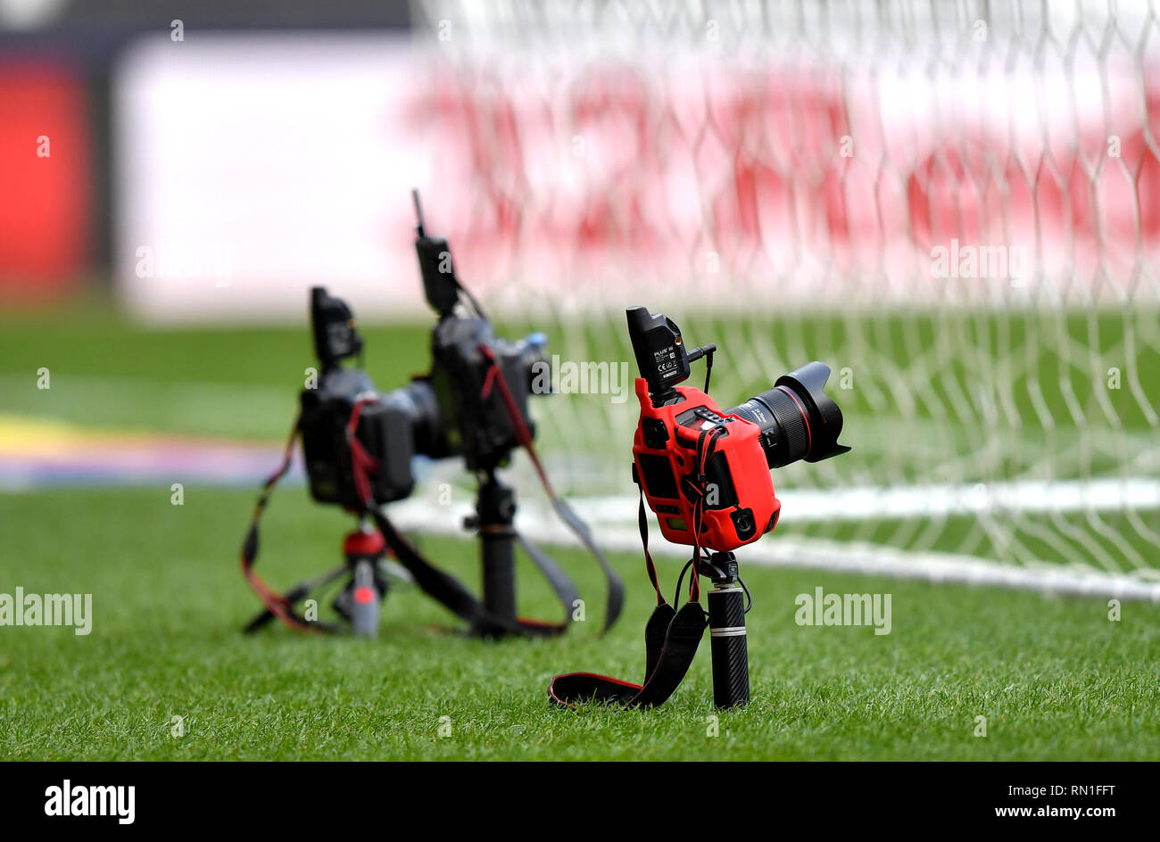 Une vue générale de caméras mis en place à l'arrière du filet pendant le ciel parier match de championnat à l'Université de Bolton Stadium. Banque D'Images