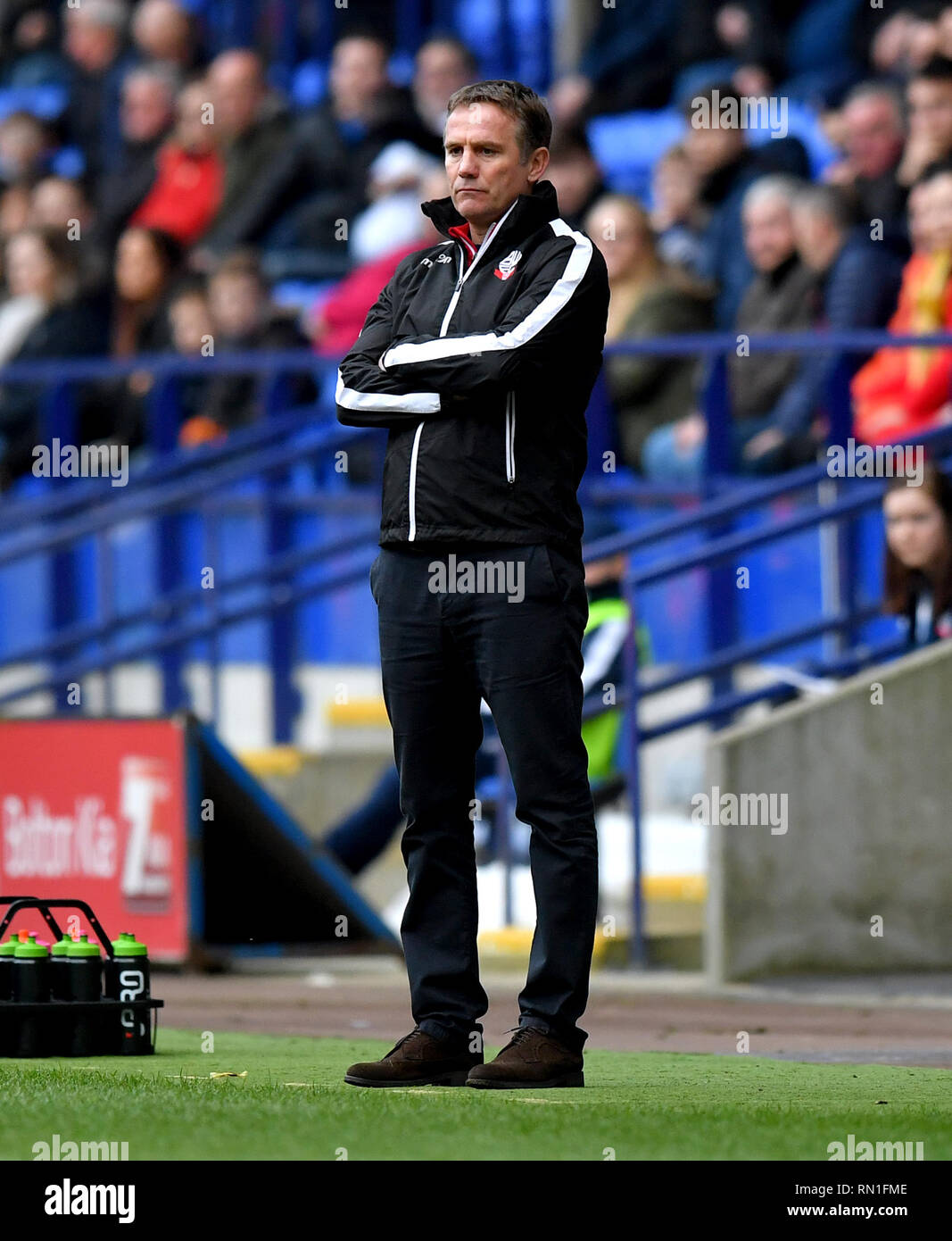 Bolton Wanderers manager Phil montres Parkinson l'action à partir de la ligne de touche pendant le match de championnat Sky Bet à l'Université de Bolton Stadium. Banque D'Images