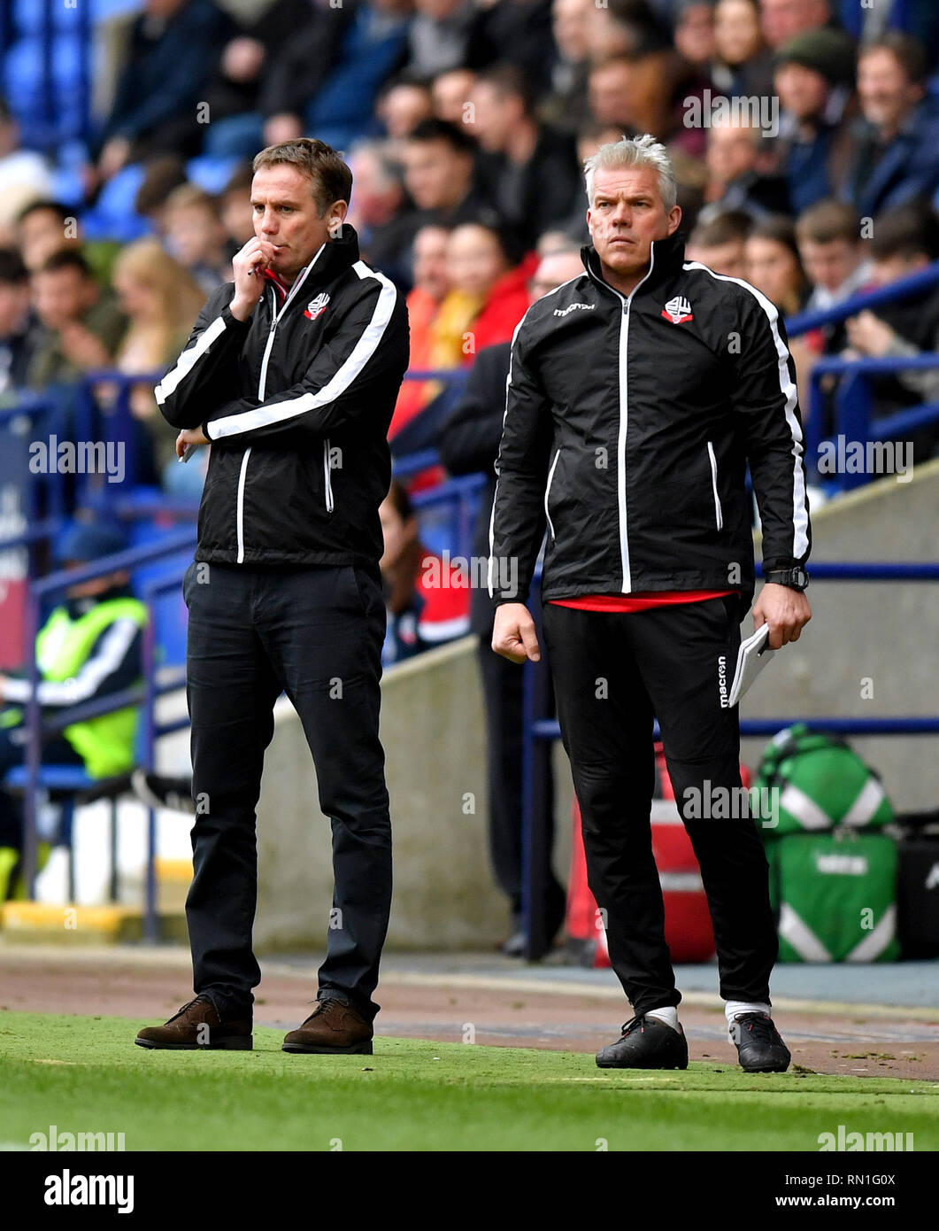 Bolton Wanderers manager Phil Parkinson (à gauche) montres l'action à partir de la ligne de touche pendant le match de championnat Sky Bet à l'Université de Bolton Stadium. Banque D'Images