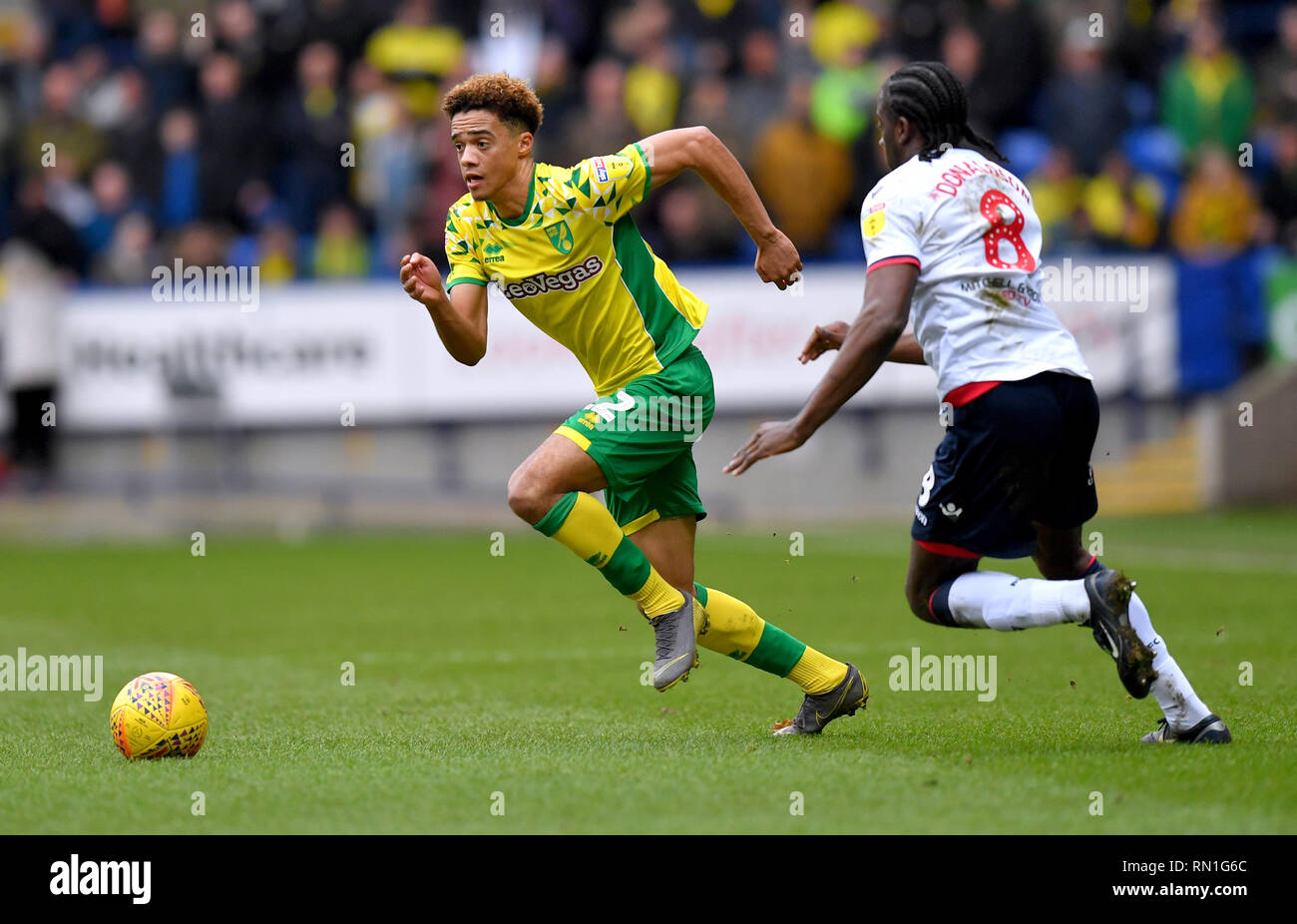 La ville de Norwich Jamal Lewis (à gauche) et Bolton Wanderers' Clayton Donaldson bataille pour le ballon pendant le match de championnat Sky Bet à l'Université de Bolton Stadium. Banque D'Images