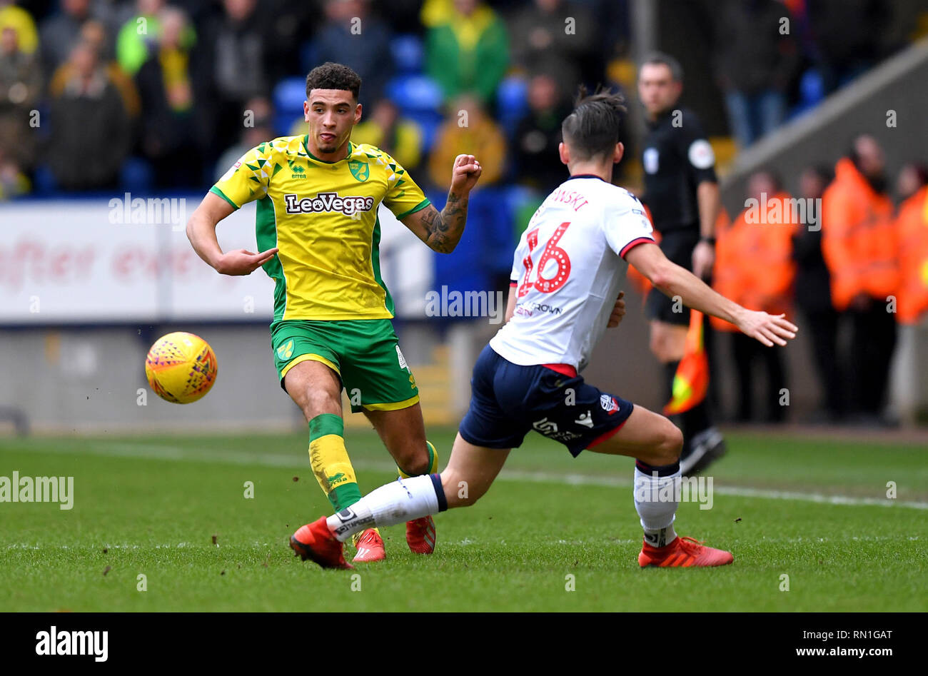 La ville de Norwich Ben Godfrey (à gauche) et Bolton Wanderers' Pawel Olkowski bataille pour le ballon pendant le match de championnat Sky Bet à l'Université de Bolton Stadium. Banque D'Images