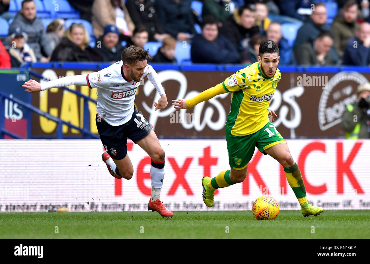 Bolton Wanderers' Craig Noone (à gauche) et de la ville de Norwich ime Buendia bataille pour le ballon pendant le match de championnat Sky Bet à l'Université de Bolton Stadium. Banque D'Images
