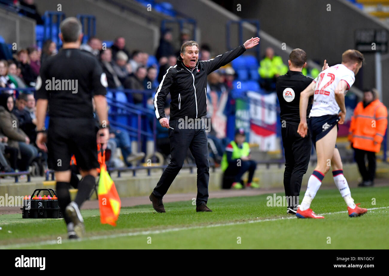 Bolton Wanderers manager Phil Parkinson (centre) des gestes sur la ligne de touche pendant le match de championnat Sky Bet à l'Université de Bolton Stadium. Banque D'Images