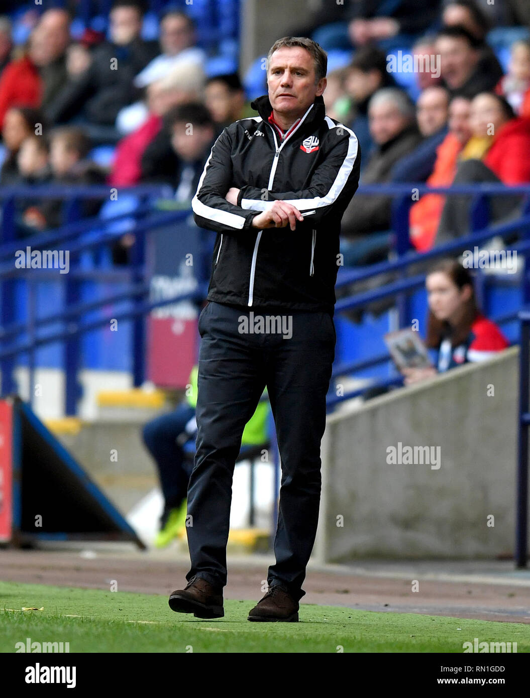Bolton Wanderers manager Phil montres Parkinson l'action à partir de la ligne de touche pendant le match de championnat Sky Bet à l'Université de Bolton Stadium. Banque D'Images
