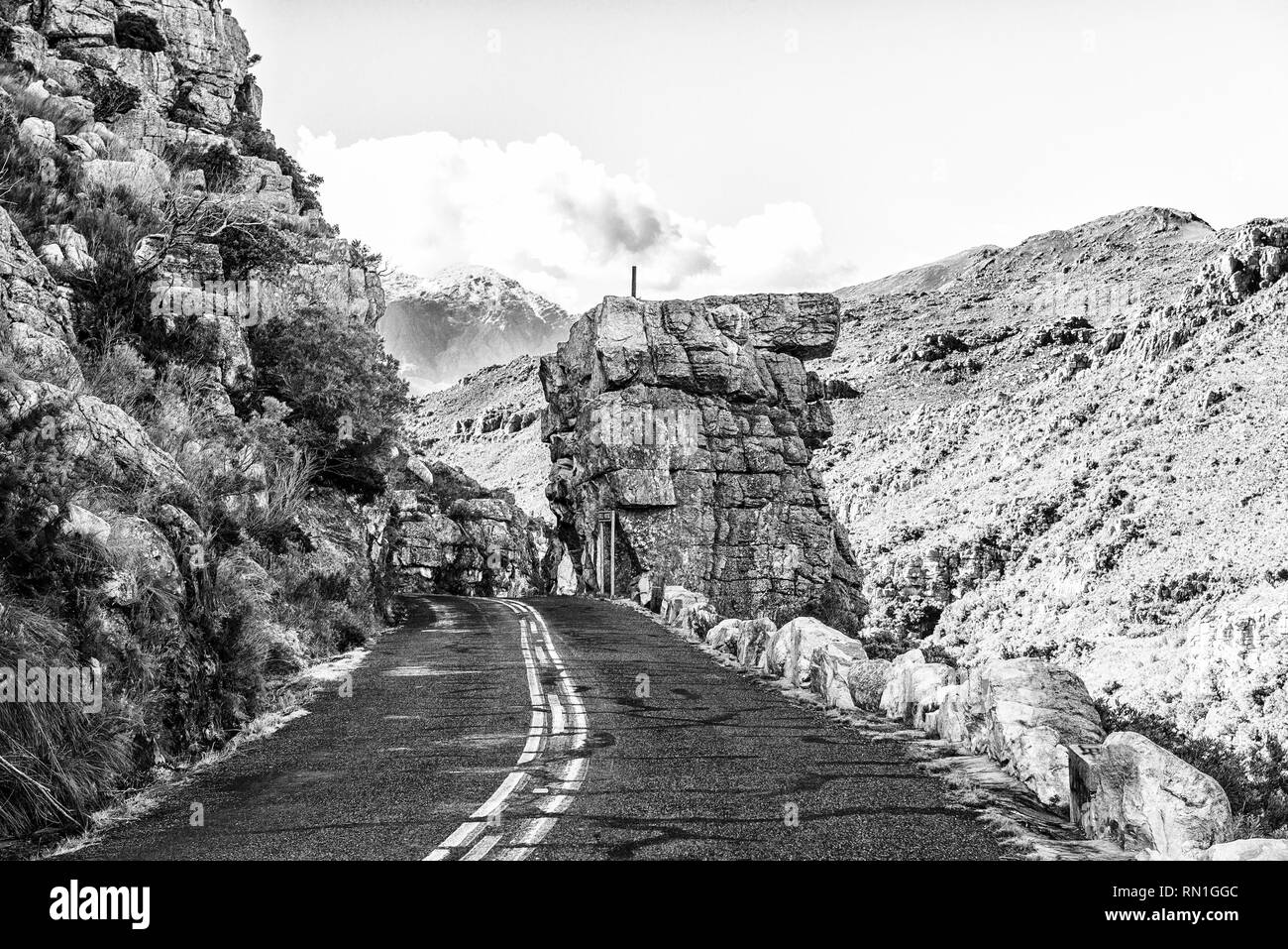 Les roches de Bell dans le quartier historique de Bains Kloof Pass dans la province occidentale du Cap. Monochrome Banque D'Images