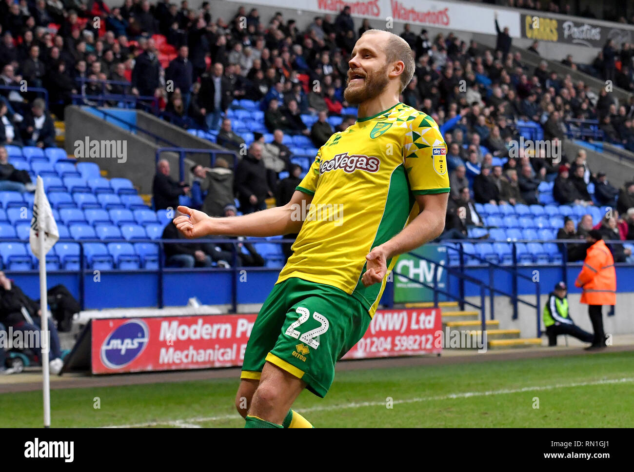 La ville de Norwich Teemu Pukki célèbre marquant son quatrième but du côté du jeu au cours de la Sky Bet match de championnat à l'Université de Bolton Stadium. Banque D'Images