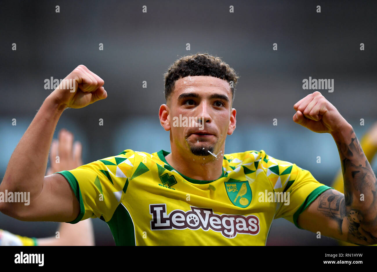 La ville de Norwich Ben Godfrey célèbre après coéquipier Norwich City's Teemu Pukki (pas dans l'image) et d'autre leur quatrième but du jeu au cours de la Sky Bet match de championnat à l'Université de Bolton Stadium. Banque D'Images