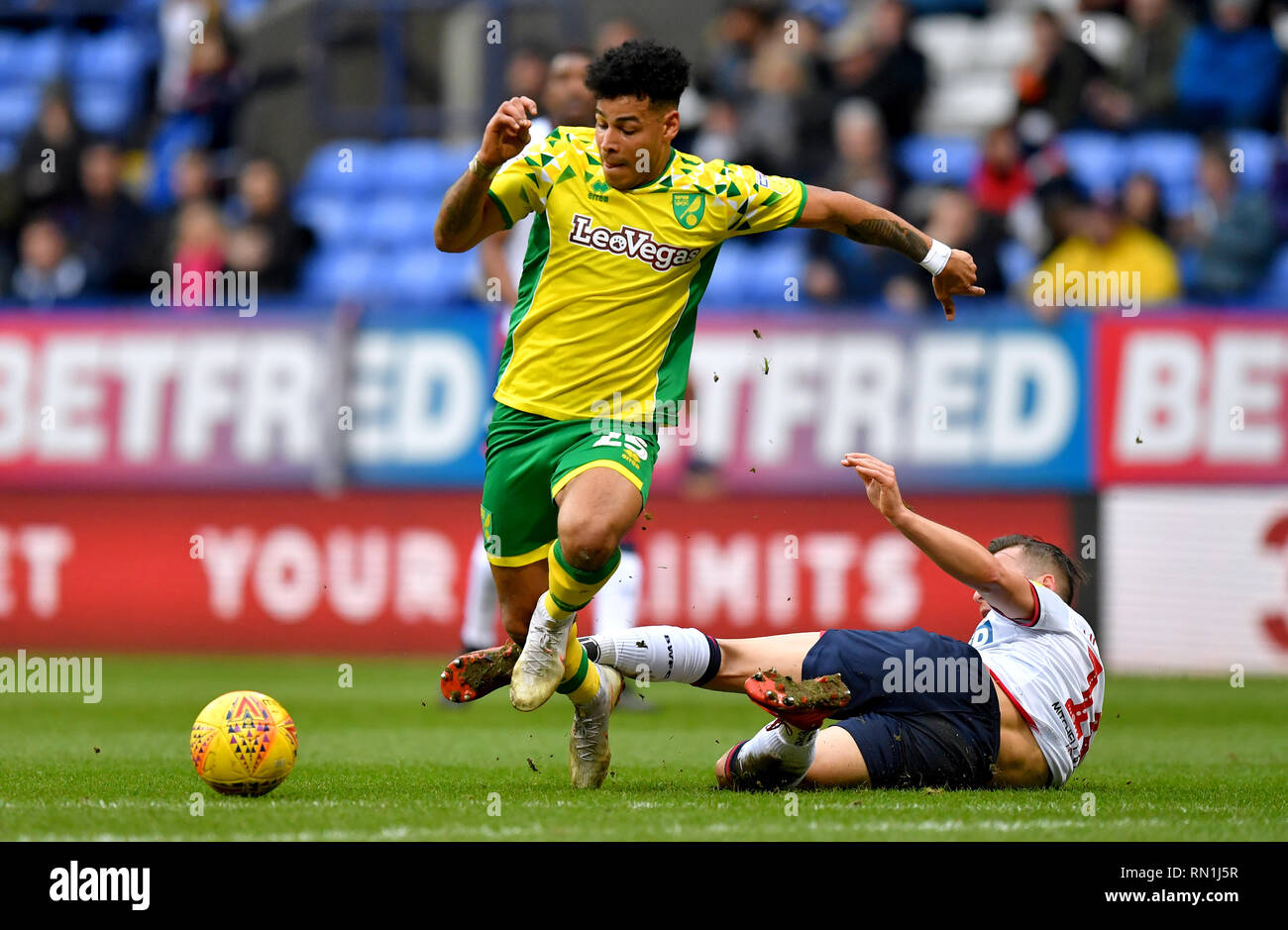 La ville de Norwich Onel Hernandez (à gauche) et Bolton Wanderers' Pawel Olkowski bataille pour le ballon pendant le match de championnat Sky Bet à l'Université de Bolton Stadium. Banque D'Images