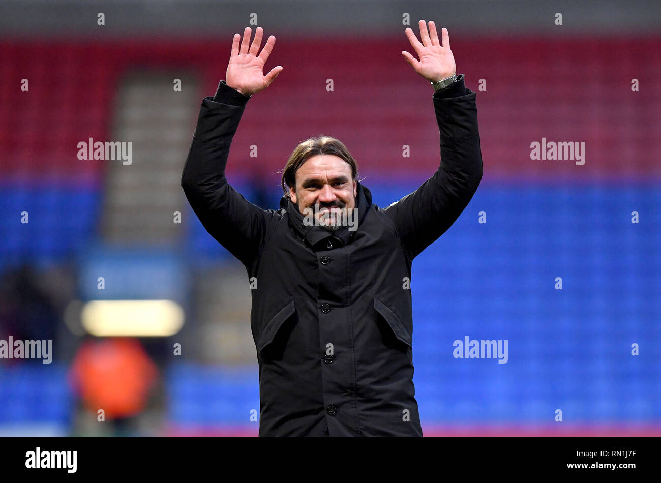 Norwich City manager Daniel Farke reconnaît les fans à la fin du ciel parier match de championnat à l'Université de Bolton Stadium. Banque D'Images
