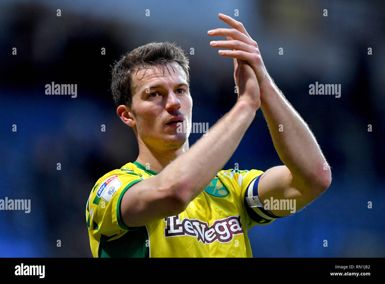 La ville de Norwich Christoph Zimmermann applaudit les fans à la fin du ciel parier match de championnat à l'Université de Bolton Stadium. Banque D'Images