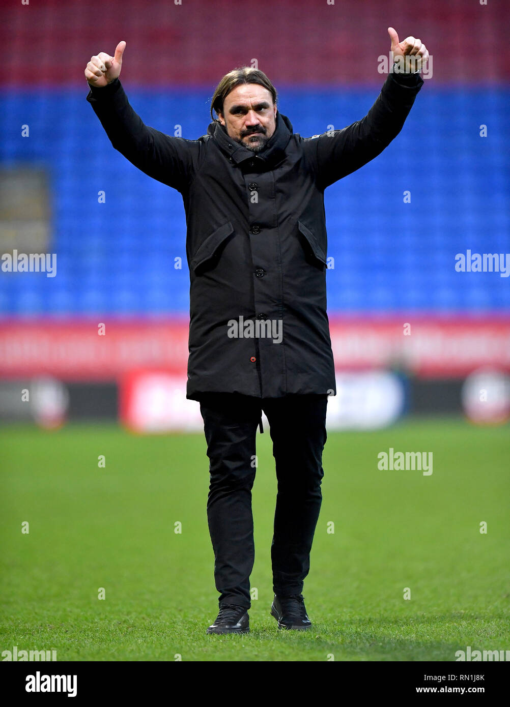 Norwich City manager Daniel Farke reconnaît les fans à la fin du ciel parier match de championnat à l'Université de Bolton Stadium. Banque D'Images
