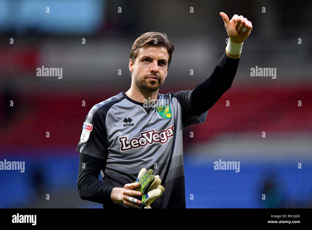 Norwich City gardien Tim Krul reconnaît les fans à la fin du ciel parier match de championnat à l'Université de Bolton Stadium. Banque D'Images