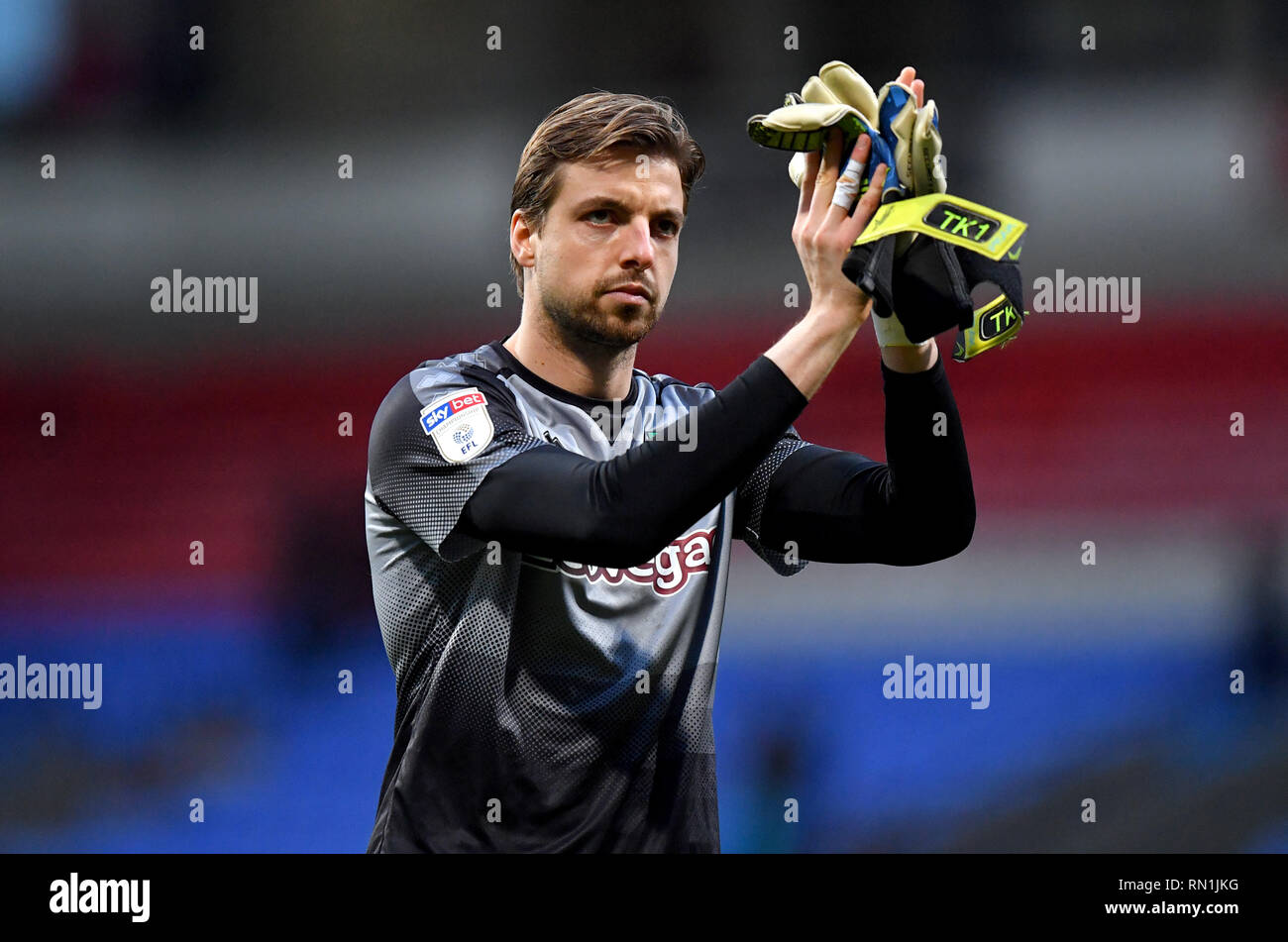 Norwich City gardien Tim Krul reconnaît les fans à la fin du ciel parier match de championnat à l'Université de Bolton Stadium. Banque D'Images