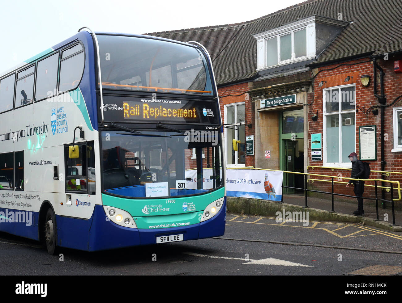 Un autobus de remplacement ferroviaire arrive à Three Bridges Station à Crawley, dans l'ouest du Sussex, car l'une des lignes ferroviaires les plus achalandées de Grande-Bretagne sera fermée pendant neuf jours à partir d'aujourd'hui, causant des perturbations importantes pour les passagers. Banque D'Images