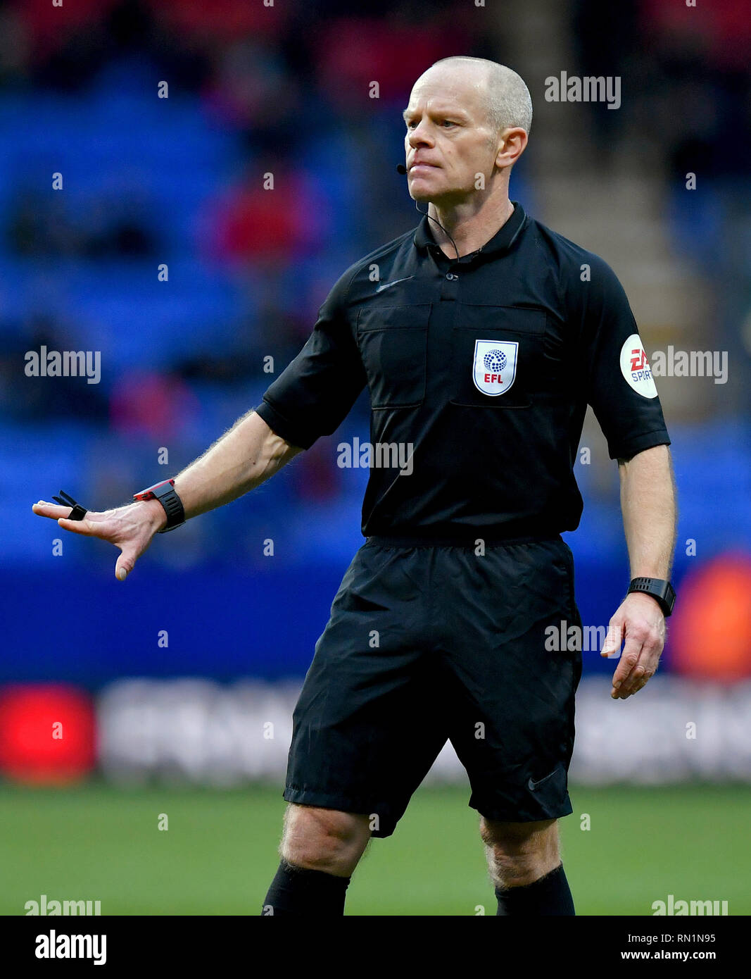 Andy Woolmer arbitre les gestes sur le terrain au cours de la Sky Bet match de championnat à l'Université de Bolton Stadium. Banque D'Images