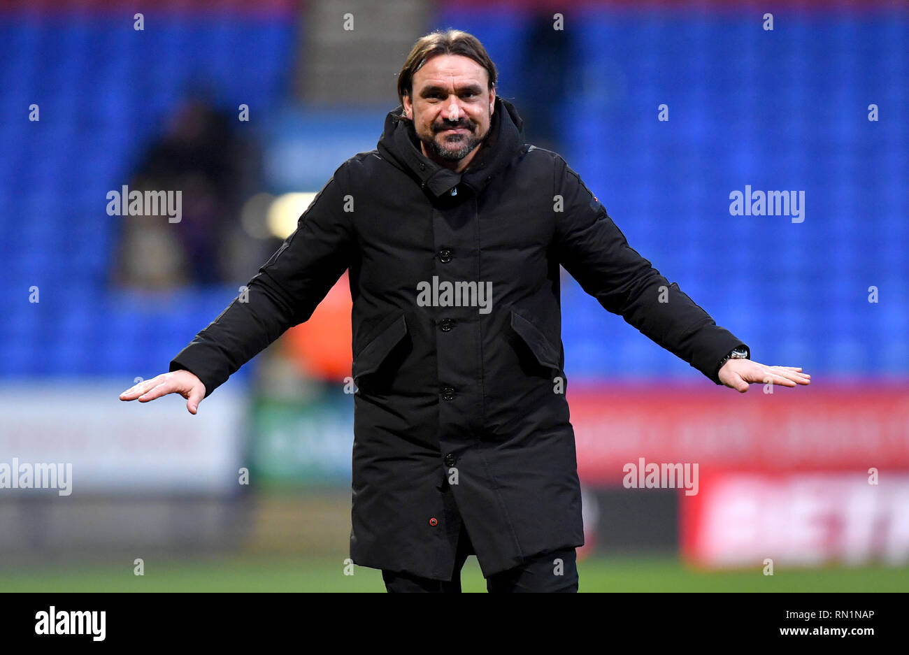 Norwich City manager Daniel Farke reconnaît les fans à la fin du ciel parier match de championnat à l'Université de Bolton Stadium. Banque D'Images