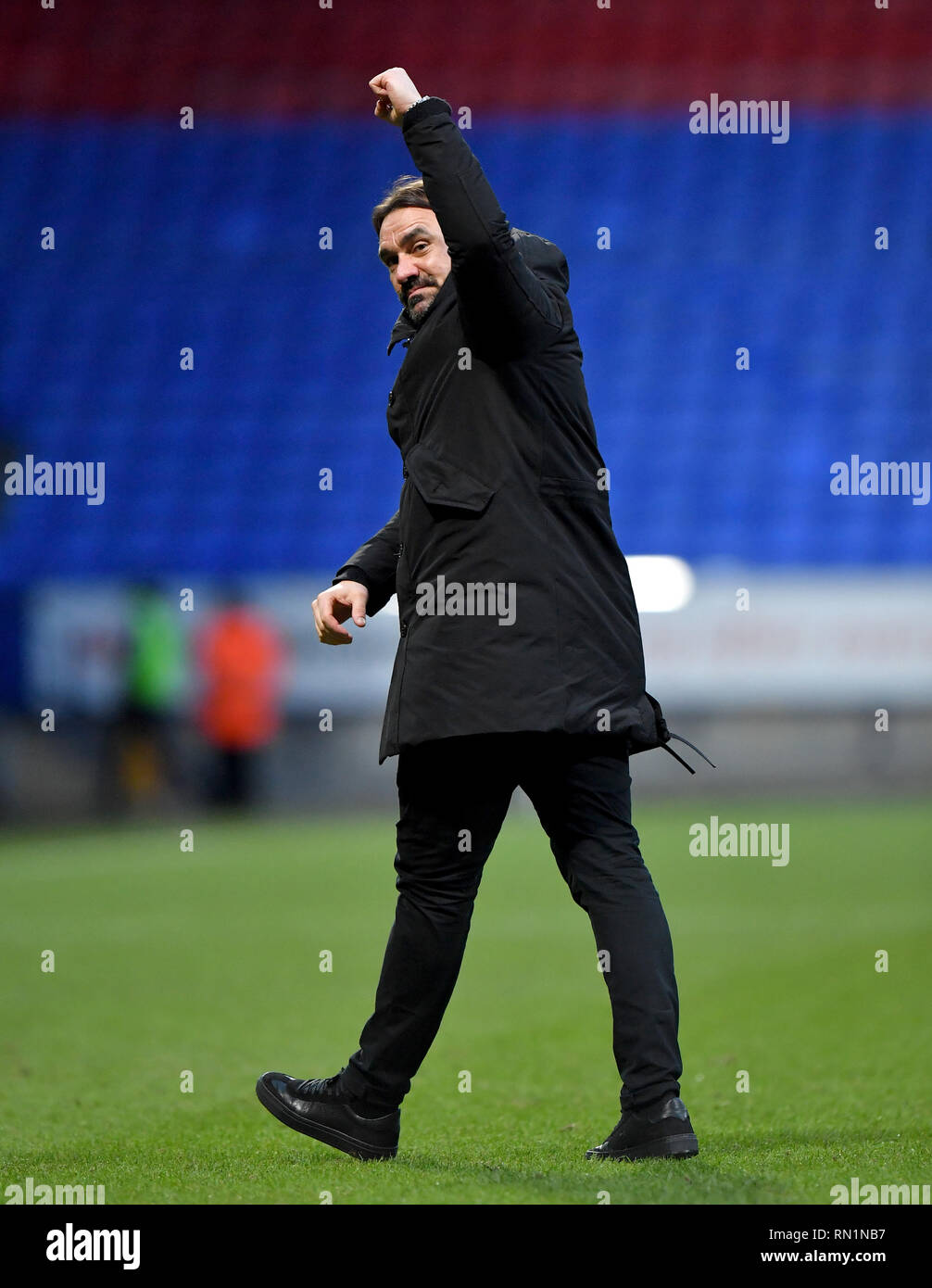 Norwich City manager Daniel Farke reconnaît les fans à la fin du ciel parier match de championnat à l'Université de Bolton Stadium. Banque D'Images