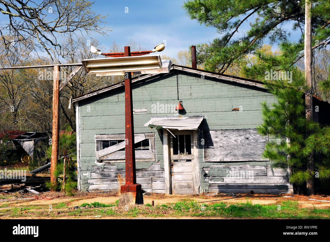Abandonné country store siège avec barricadèrent windows et la rouille sign post. Banque D'Images
