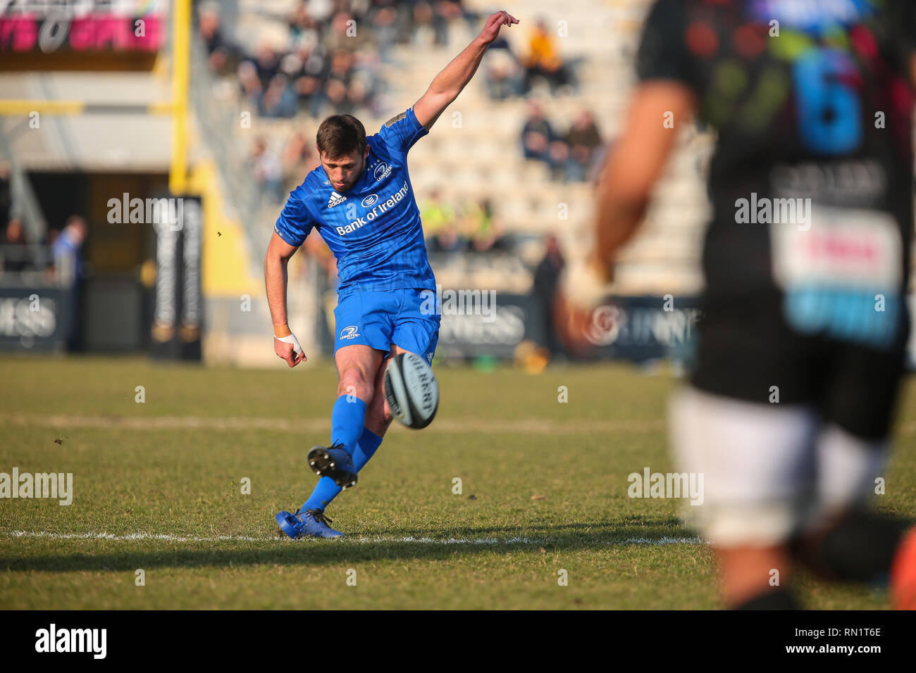 Viadana, Italie. 16 février , 2019. Leinster's fly moitié Ross Byrne avec le coup de pied de transformation après un essai en PRO14_2018 Guinness 2019©Massimiliano Carnabuci/Alamy live news Crédit : Massimiliano Carnabuci/Alamy Live News Banque D'Images