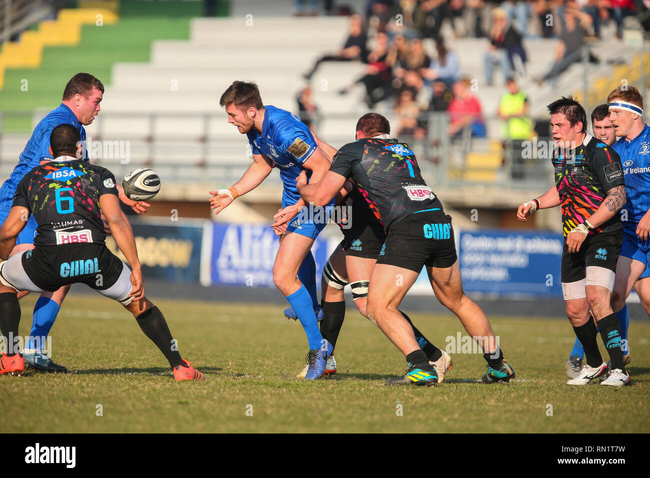 Viadana, Italie. 16 Février, 2019. Leinster's fly moitié Ross Byrne passe le ballon lors du match contre le zèbre Rugby Club en PRO14_2018 Guinness 2019©Massimiliano Carnabuci/Alamy live news Crédit : Massimiliano Carnabuci/Alamy Live News Banque D'Images