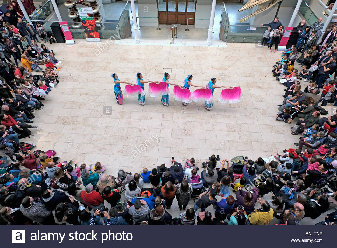 Edinburgh, Royaume-Uni. 16 février 2019. Au Musée National d'Écosse Grande Galerie, l'Académie de théâtre de Shanghai Performance Group des danses de leur tournée britannique pour marquer la célébration du Nouvel An chinois. Credit : Craig Brown/Alamy Live News Banque D'Images